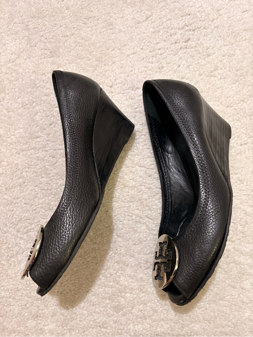 Tory Burch Black Leather Logo Peep-Toe Pumps with Gold Medallion - Picture 3 of 6